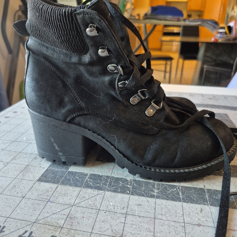 Elegant Black Lace-Up Women's Boots‎